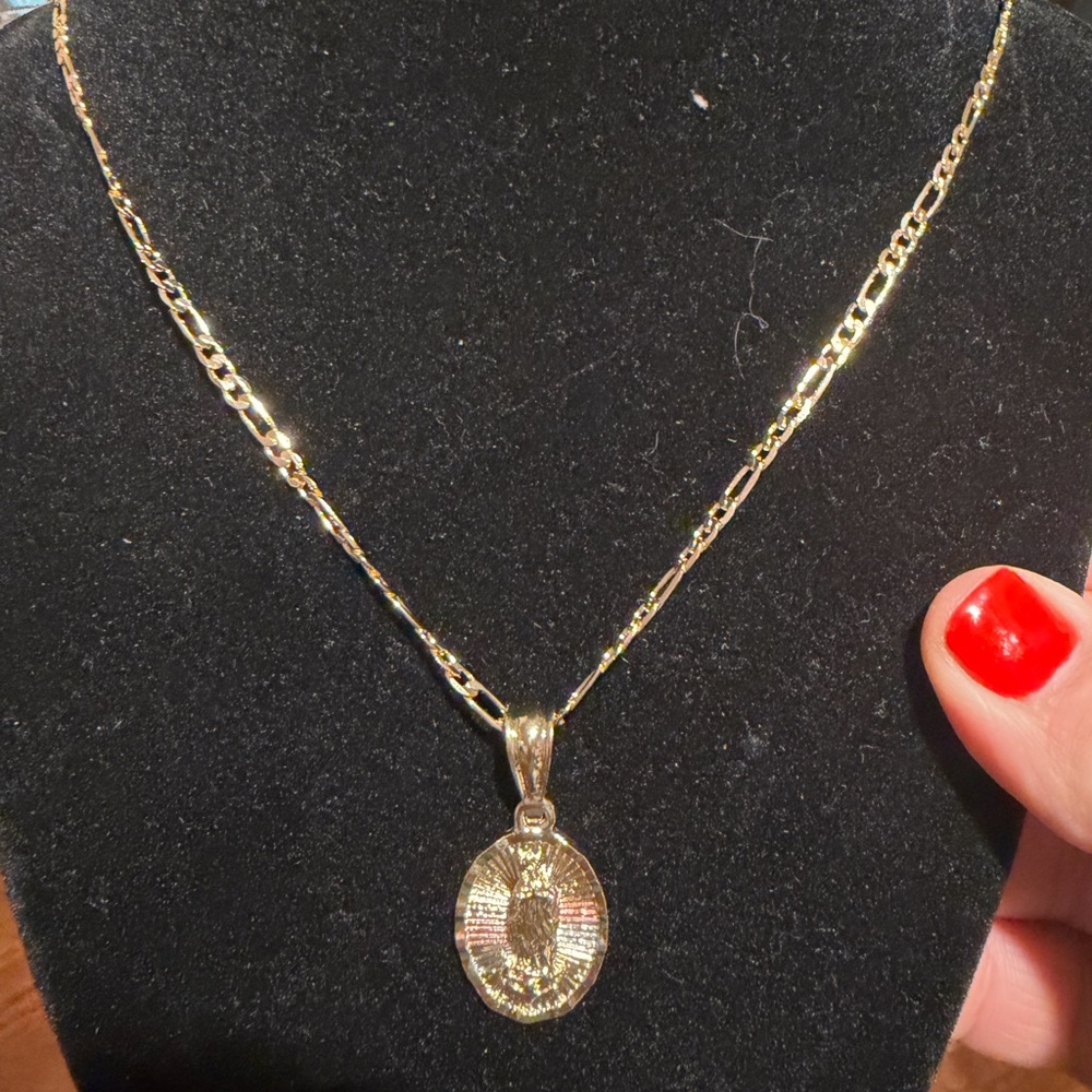 Elegant Gold Pendant Necklace